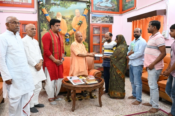 *परिजनों से मिले सीएम, दिया पांच लाख रुपये का चेक*