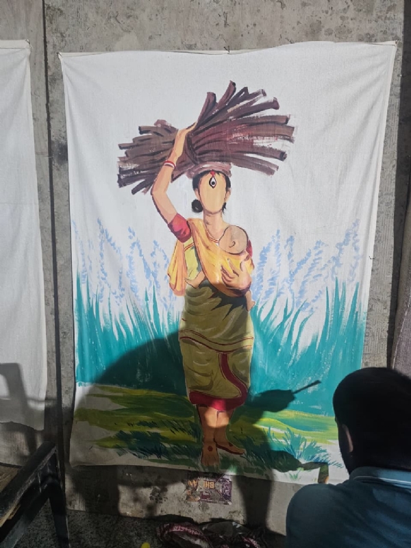 प्रतिमा निर्माण का दायित्व कुम्हार गौरांग पाल को सौंपा गया है। अलीपुरद्वार से ढाकियों की टीम आएगी और रोशनी की सजावट का कार्य विकास दे करेंगे।