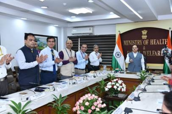 केन्द्रीय स्वास्थ्य मंत्री जे पी नड्डा लोगो और पुस्तिका जारी करते हुए