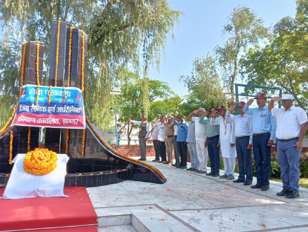 झज्जर में शहीद स्मारक पर पुष्प अर्पित कर शहीदों को श्रद्धांजलि अर्पित करते उपायुक्त स्वप्निल रविंद्र पाटिल।