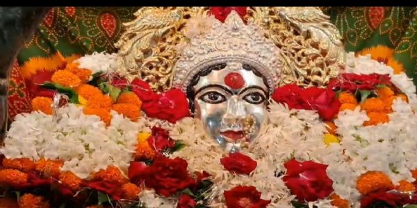 शारदीयनवरात्रम् द्वितीयं दिनं तपः, त्यागः, संयमः, सदाचारः इत्येषां देवी ब्रम्हचारिण्यै समर्पितं,मंडपे उत्पन्नः श्रद्धालूनां सम्मर्दः