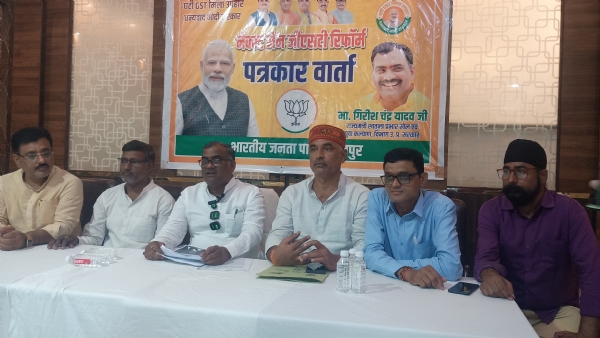 राज्य मंत्री गिरीश चंद्र यादव पत्रकारों से बात करते हुए