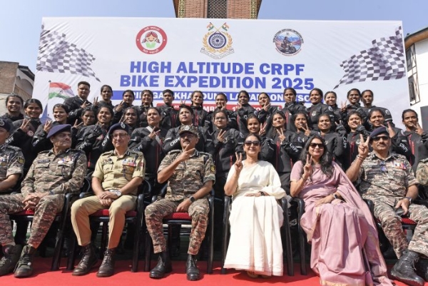 सीआरपीएफ के महानिदेशक ने लाल चौक से महिला बाइक अभियान के तीसरे संस्करण को हरी झंडी दिखाकर किया रवाना