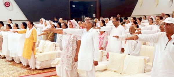 कार्यक्रम में नशा मुक्ति एवं स्वदेशी अपनाने की शपथ लेते लोग गणमान्य व्यक्ति।