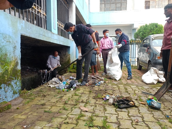 विकास भवन में स्वच्छता ही सेवा पखवाड़े के अंतर्गत सफाई अभियान करते अधिकारी व कर्मचारी