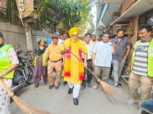 महापौर राजा इकबाल सिंह सफाई अभियान में भाग लेते हुए।
