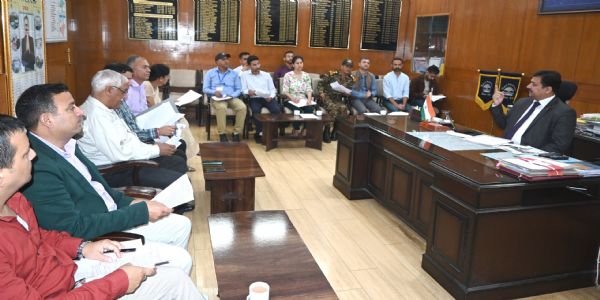 शिमला-नगरमध्ये 550 युवा-आपदमित्राः प्रशिक्षिता भविष्यन्ति, तेषां च त्रिवर्षपर्यन्तं बीमासंवरणं दास्यते।
