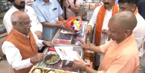 व्यापारियों से संवाद करते मुख्यमंत्री
