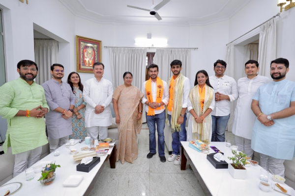 मुख्यमंत्री जनसेवा सदन में बुधवार को डूसू के नवनिर्वाचित अध्यक्ष आर्यन मान, महासचिव कुणाल चौधरी, संयुक्त सचिव दीपिका झा  से  मिलती मुख्यमंत्री रेखा गुप्ता
