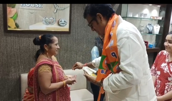सभा में शामिल होने के लिए पीले चावल देकर न्यौता देते भाजपा के वरिष्ठ नेता राजेंद्र सिंह राठौड़