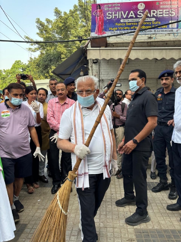 मनोहर लाल ने ‘एक दिन, एक घंटा, एक साथ’ अभियान में किया श्रमदान