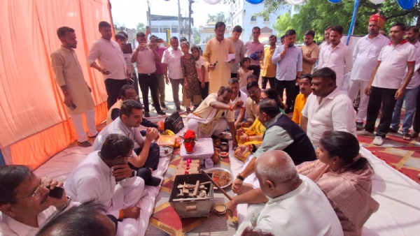 भूमि पूजन के दौरान महापौर प्रमिला पांडेय, नगर आयुक्त सुधीर कुमार व अन्य का छायाचित्र