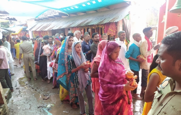 गबबडा शीतला धाम में दर्शन के लिए कतारबद्ध श्रद्धालु।
