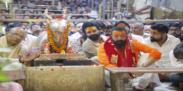 संजयदत्तः बाबा महाकालस्य दर्शनं कृतवान्।