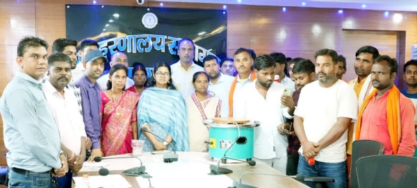 माटीकला विद्युत चाक का वितरण करती उपायुक्त समीरा एस