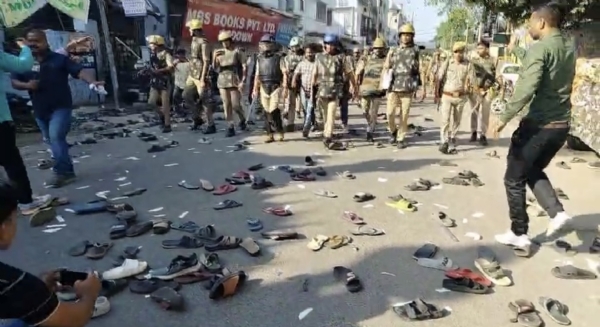 बरेली में पोस्टर विवाद पर भड़के उपद्रवियों को खदेड़ती पुलिस, भारी फोर्स तैनात कर इलाके को छावनी में बदला गया।