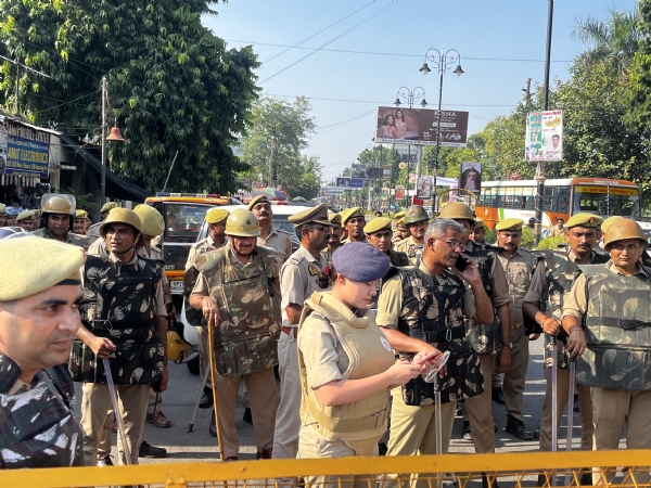 बरेली में पोस्टर विवाद पर भड़के उपद्रवियों को खदेड़ती पुलिस, भारी फोर्स तैनात कर इलाके को छावनी में बदला गया।