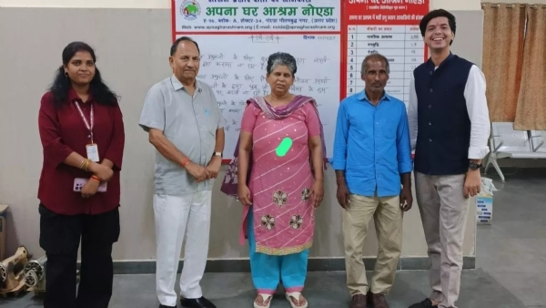 परिजनों से बिछड़ कर बिहार से नोएडा आई महिला को 10 वर्ष बाद पुलिस ने घर वालों से मिलवाया