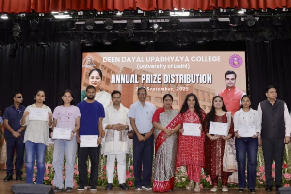 दिल्ली विश्वविद्यालय के दीनदयाल उपाध्याय कॉलेज के वार्षिक पुरस्कार वितरण समारोह में विद्यार्थियों को सम्मानित  करतीदिल्ली की मुख्यमंत्री रेखा गुप्ता