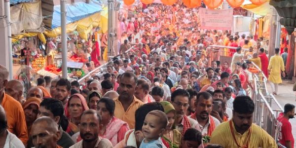 शारदीयं नवरात्रम्: उत्तर प्रदेशस्य देवी मंदिरेषु अधुनापर्यन्तं40 लक्षतोऽधिकाः श्रद्धालवः शिरः नतवन्तः