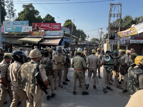 बरेली में पोस्टर विवाद पर भड़के उपद्रवियों को खदेड़ती पुलिस, भारी फोर्स तैनात कर इलाके को छावनी में बदला गया।