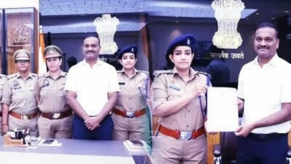 टीम दुर्गा को पुलिस आयुक्त ने 25 हजार रुपए का इनाम देकर किया सम्मानित,  नवरात्र के पहले दिन महिला पुलिसकर्मियों ने कुख्यात बदमाश को मुठभेड़ के दौरान किया था गिरफ्तार
