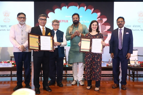 पर्यटन दिवस के मौके पर रिपोर्ट जारी करते राज्य मंत्री सुरेश गोपी और नीति आयोग के अध्यक्ष सुमन बेरी