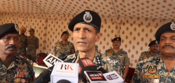 नियंत्रण रेखा के पार लॉन्च पैड्स पर आतंकवादी कश्मीर में घुसपैठ करने की फिराक में हैं - बीएसएफ आईजी