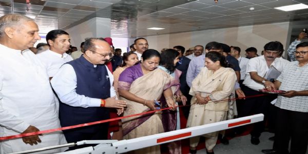 मुख्यमन्त्री ग्रेटरकैलाशमध्ये स्वचालितं बहुस्तरीयं शटल् पार्किङ् प्रतिष्ठानस्य उद्घाटनं कृतवती