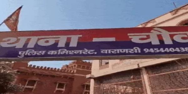 वाराणस्यां विना अनुमत्या यात्रायां निष्कासितायां सत्याम् अजहर, नफीस, इरफान अथ आदिल इत्येषां निग्रहः