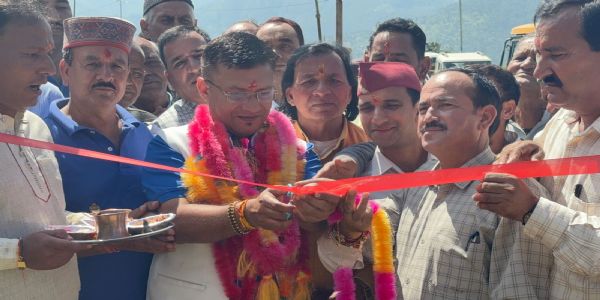 प्रत्येकं गृहं मार्गेण योजयितुं सर्वकारस्य प्राथमिकता: दुर्गेश्वर लालः
