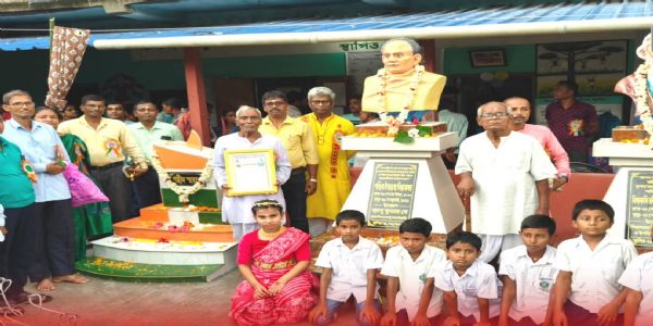 ब्रिटिश-कालीन-विद्यालये विद्यासागरस्य गुरुदेव-रवीन्द्रनाथस्य च प्रतिमाः संस्थापिताः