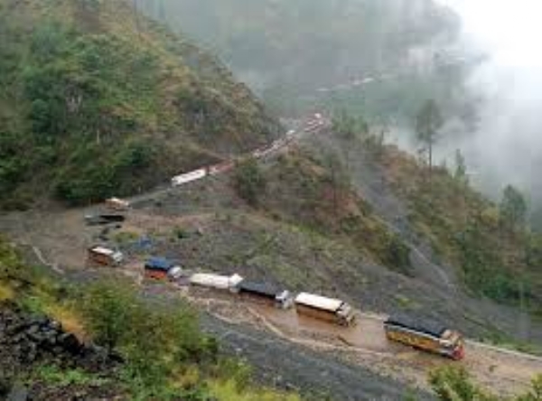 जम्मू-श्रीनगर राष्ट्रीय राजमार्ग में आई भारी रुकावट के बाद ऐतिहासिक मुगल रोड घाटी की एकमात्र जीवनरेखा बनकर उभरा
