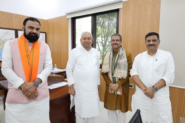 मुख्यमंत्री से मुलाकात के दौरान केंद्रीय मंत्री और बिहार चुनाव प्रभारी धर्मेंद्र प्रधान