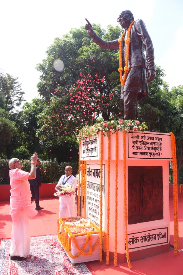 उपराष्ट्रपति जेपी को श्रद्धांजलि देते हुए
