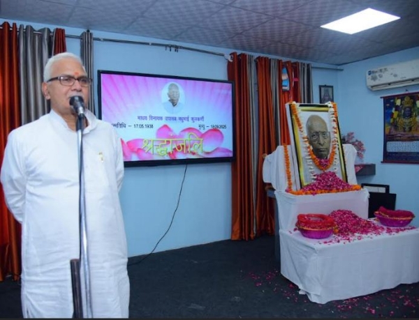 श्रद्धांजलि सभा को संबोधित करते स्वान्त रंजन