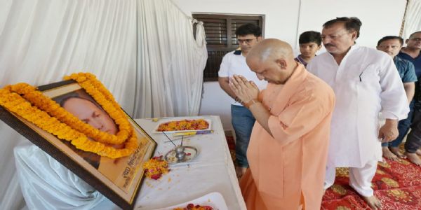 मुख्यमंत्री योगी अददात् दिग्विजय सिंहाय श्रद्धांजलिम्