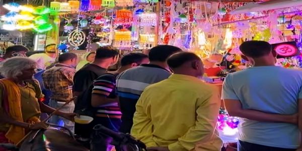 दीपावलीतः प्राक् आपणेषु स्वदेशी इलेक्ट्रॉनिकदीपानां वल्लीनां च वैविध्यम्