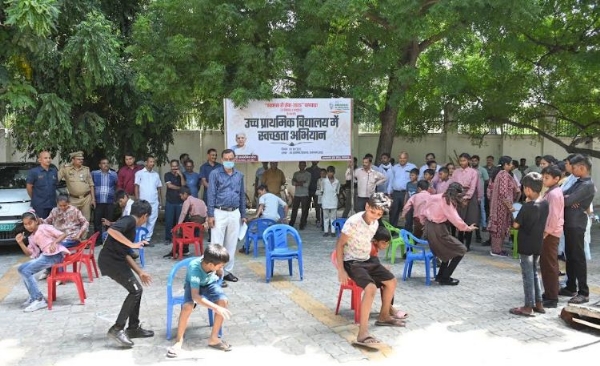 राजभवन में खेल खेलते बच्चे