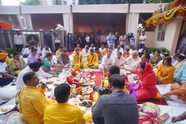 मुख्यमंत्री रेखा गुप्ता, दिल्ली सरकार के मंत्रियों, सांसदों और कार्यकर्ताओं ने हवन में हिस्सा लिया।