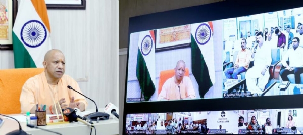 वीडियो कान्फ्रेन्सिंग के माध्यम से जनप्रतिनिधियों से संवाद करते मुख्यमंत्री