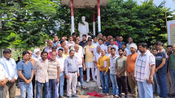 विरोध प्रदर्शन करते व्यापारी  लोग