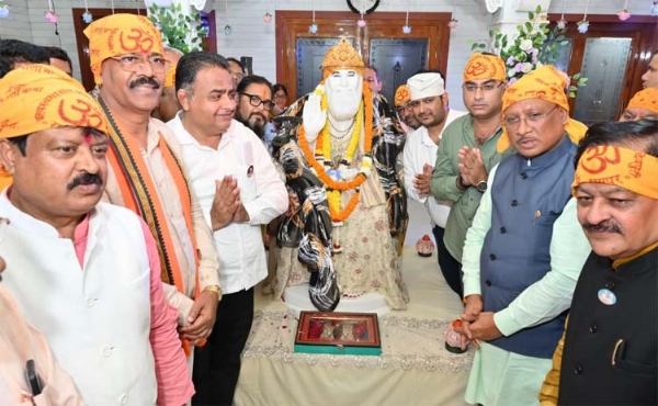 मुख्यमंत्री साय संत शिरोमणि बाबा हरदास राम साहिब जी की 34वीं बरसी महोत्सव में शामिल हुए