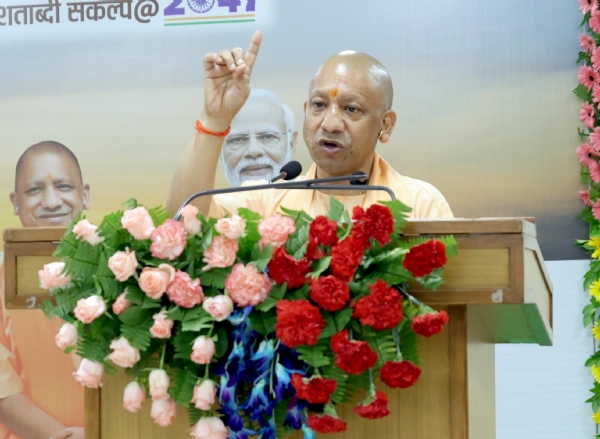 मंच से बाेलते सीएम याेगी