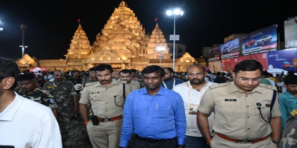 उपायुक्तः एस.एस.पी. च दुर्गा पूजामण्डपेषु द्विचक्रिका-निरीक्षणं कुर्वन्ति