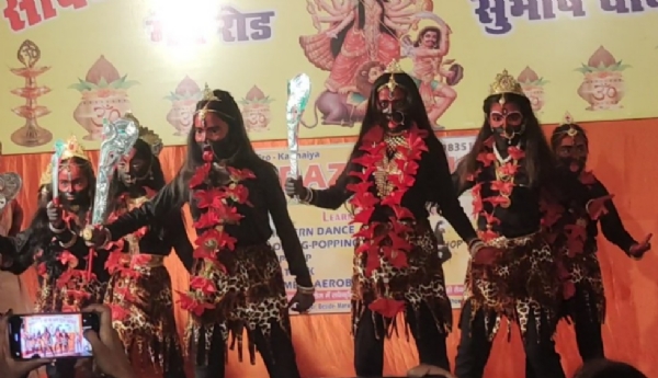 मां काली का रूप लेकर बच्चों ने प्रस्तुत किया नृत्य