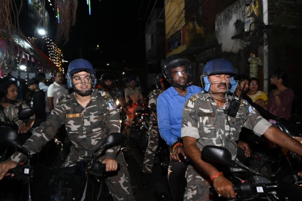 बाइक से निरीक्षण करते उपायुक्त और एसएसपी