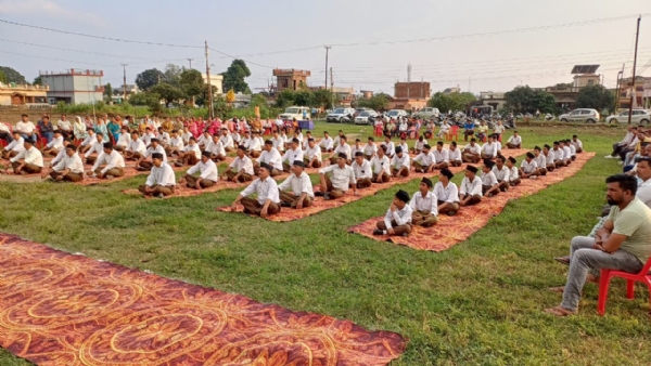 समारोह में उपस्थित पूर्ण गणवेश में स्वयंसेवक।