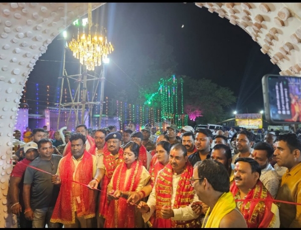 पूजा पंडाल का उद्घाटन करते अतिथि