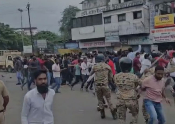 फोटो: अहिल्यानगर में प्रदर्शनकारियों पर लाठीचार्ज करती पुलिस